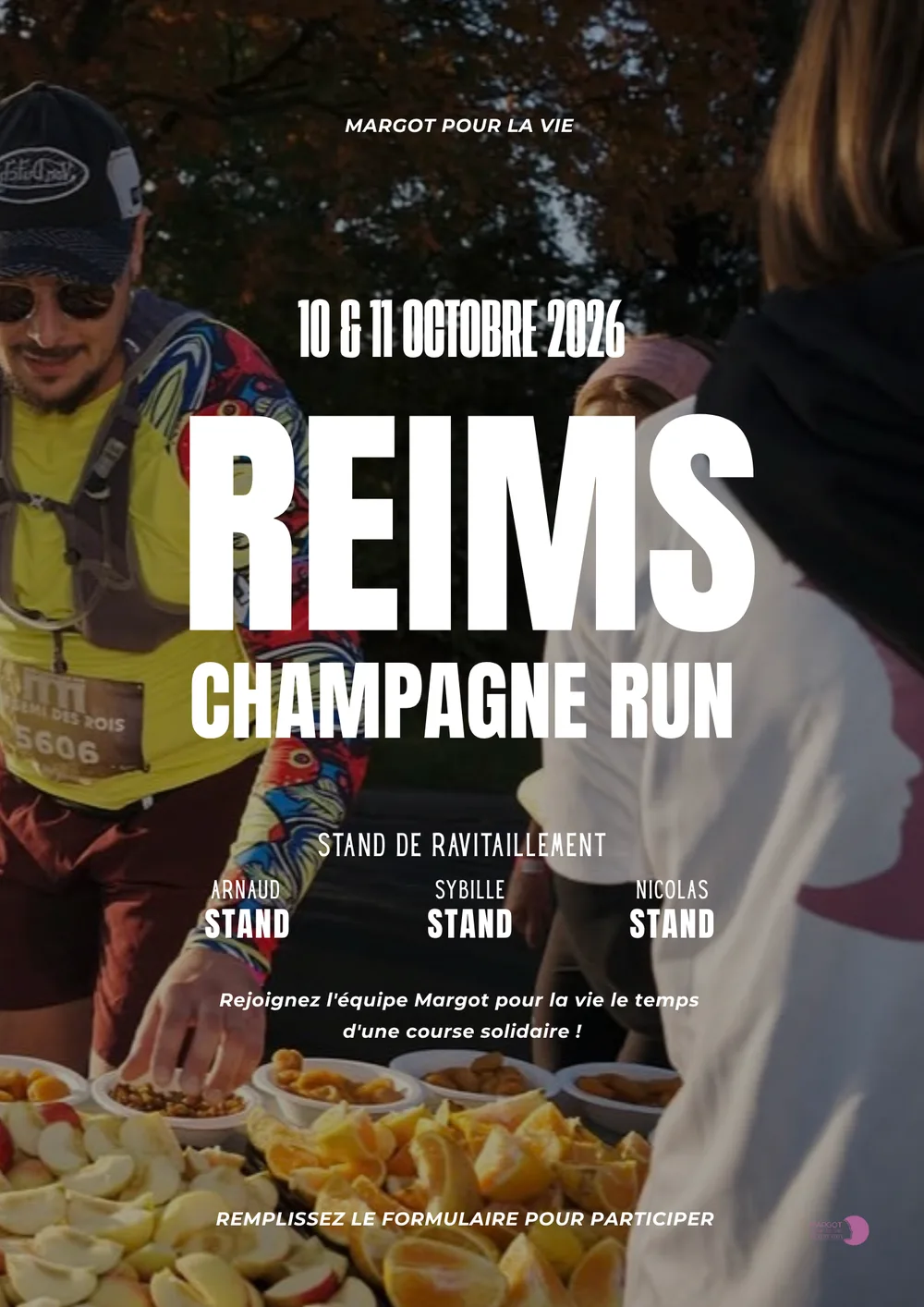 Affiche du Reims Champagne Run, 10 et 11 octobre 2026 : bénévoles de Margot pour la Vie servant fruits et ravitaillement aux coureurs. Stand de ravitaillement, « Rejoignez l’équipe Margot pour la Vie le temps d’une course solidaire ! »